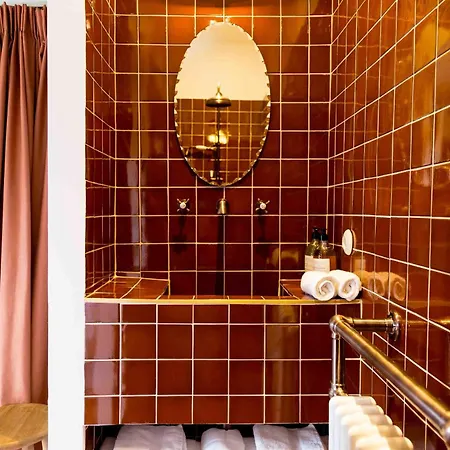 23 Guest house *